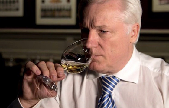 Dominique Fornage dégustant un verre de vin