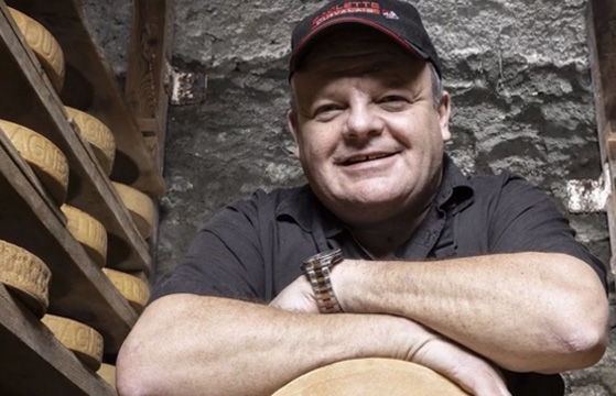 Eddy Baillifard dans sa cave à fromage