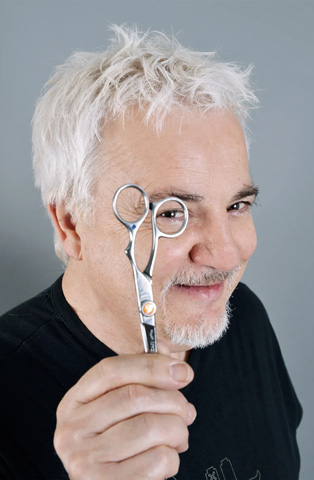 Yvonnick Mosteau, une paire de ciseaux devant l'œil